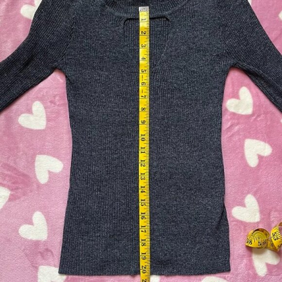 dark gray sweater with front cut out size M - Picture 4 of 4